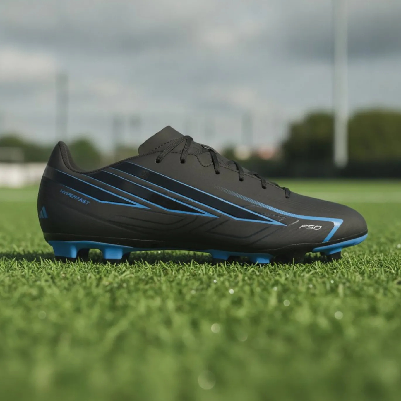 adidas F50 Hyperfast Club Gras / Kunstgras Voetbalschoenen (MG) Zwart Zwart Blauw
