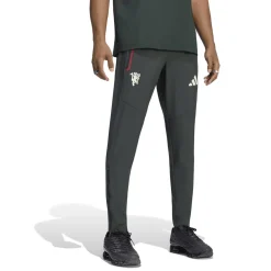 adidas Manchester United Tiro Travel Trainingsbroek 2026-2027 Donkerolijfgroen Wit Rood