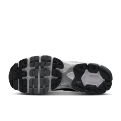 Nike Air Max Moto 2K Sneakers Lichtgrijs Rood Metallic Silver Zwart