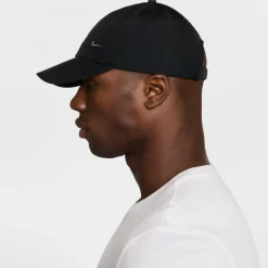 Nike Dri-FIT Club Pet Metallic Swoosh Zwart Goud