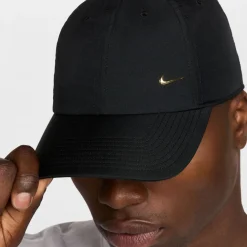 Nike Dri-FIT Club Pet Metallic Swoosh Zwart Goud