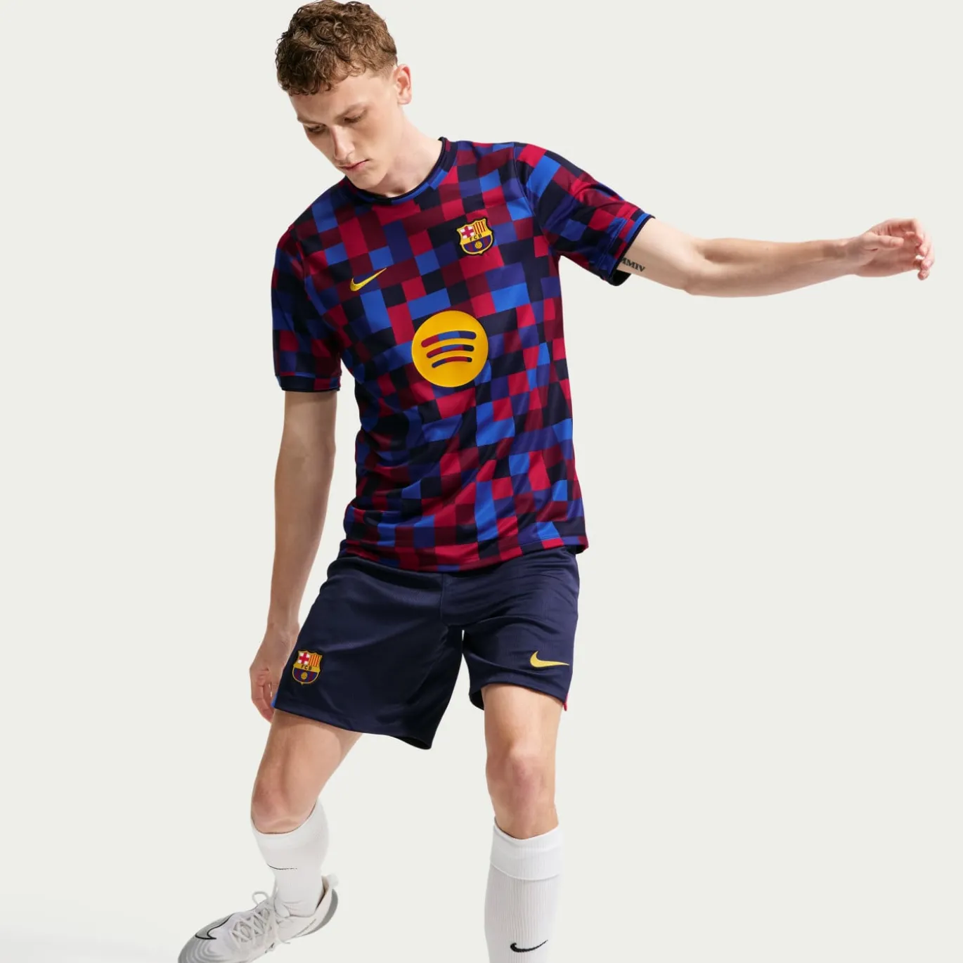 Nike FC Barcelona Pre-Match Trainingsshirt 2026-2027 Rood Donkerblauw Geel
