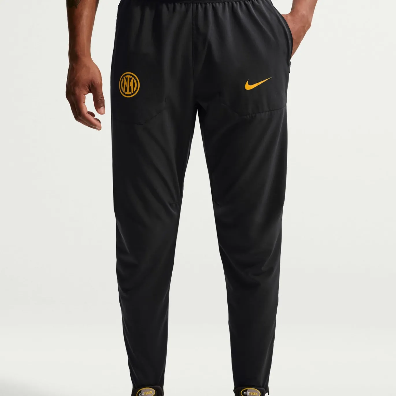 Nike Inter Milan City Side Trainingsbroek 2026-2027 Zwart Goudgeel