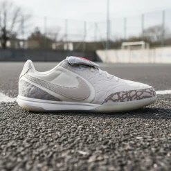 Nike Jordan Tiempo Streetgato SE Straatvoetbalschoenen Beige Zilver Felrood