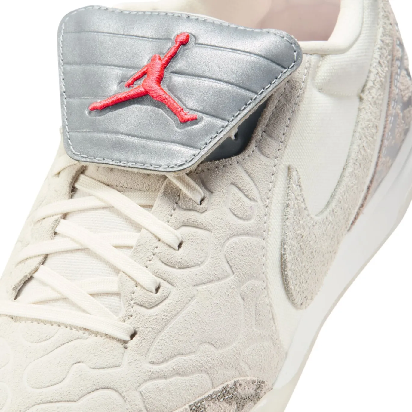 Nike Jordan Tiempo Streetgato SE Straatvoetbalschoenen Beige Zilver Felrood