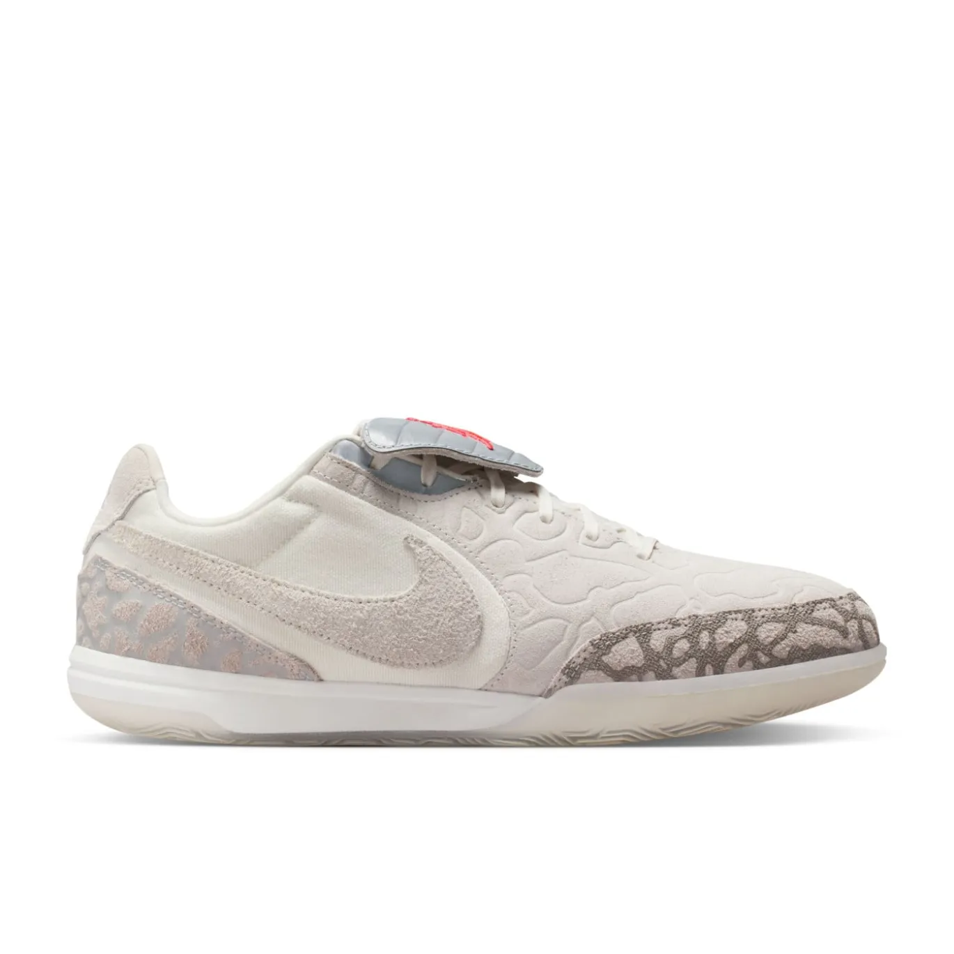 Nike Jordan Tiempo Streetgato SE Straatvoetbalschoenen Beige Zilver Felrood