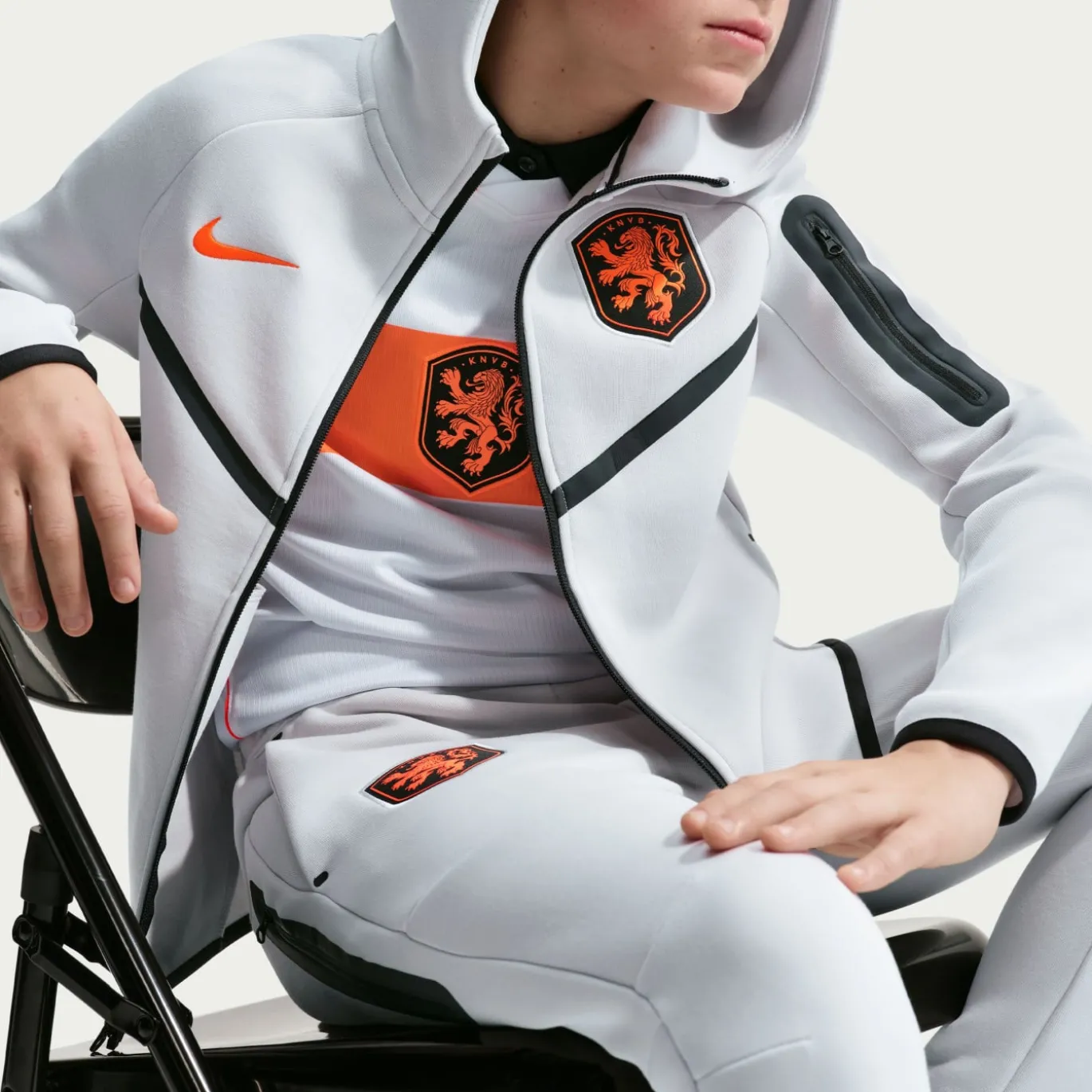 Nike Nederland Tech Fleece Trainingspak 2026-2028 Kids Lichtgrijs Zwart Feloranje
