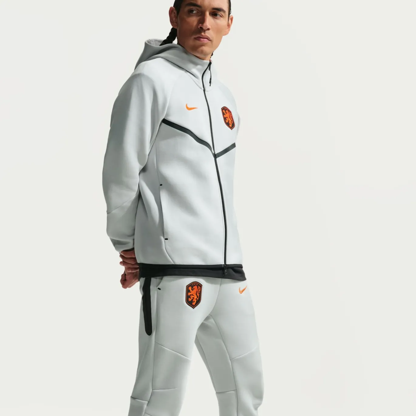 Nike Nederland Tech Fleece Trainingspak 2026-2028 Lichtgrijs Zwart Feloranje