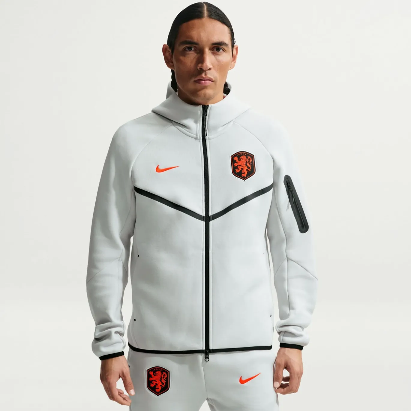 Nike Nederland Tech Fleece Trainingspak 2026-2028 Lichtgrijs Zwart Feloranje