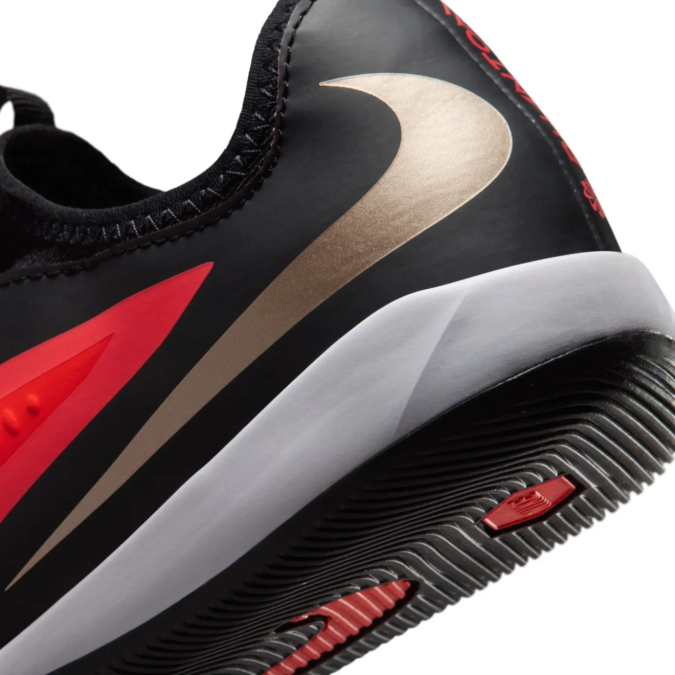 Nike Phantom 6 Low Academy Zaalvoetbalschoenen (IN) Kids Zwart Felrood Goud