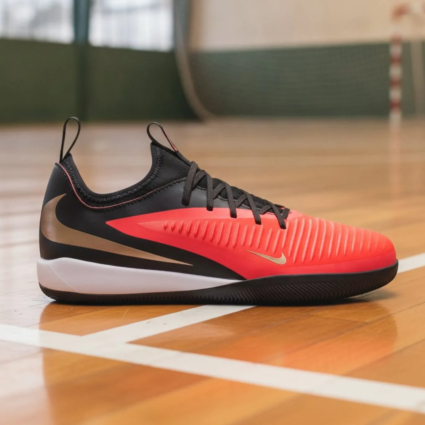 Nike Phantom 6 Low Academy Zaalvoetbalschoenen (IN) Kids Zwart Felrood Goud
