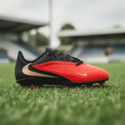 Nike Phantom 6 Low Club Gras / Kunstgras Voetbalschoenen (MG) Kids Zwart Felrood Goud