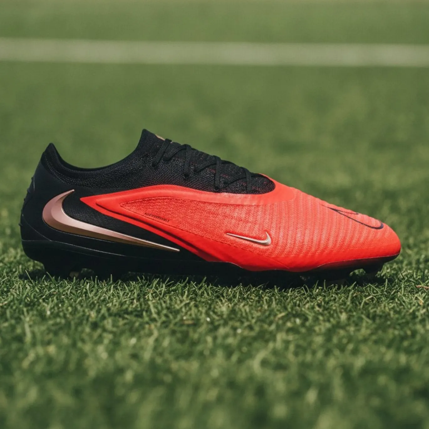 Nike Phantom 6 Low Elite Gras Voetbalschoenen (FG) Zwart Felrood Goud