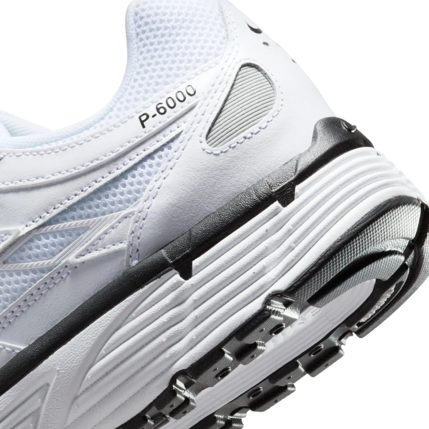 Nike P-6000 Sneakers Wit Metallic Silver Zwart