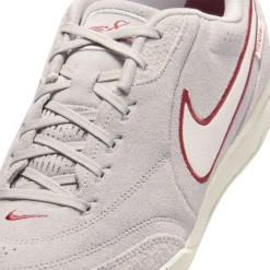 Nike Tiempo Streetgato Premium Straatvoetbalschoenen Grijs Wit Bordeauxrood