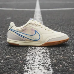 Nike Tiempo Streetgato Straatvoetbalschoenen Gebroken Wit Blauw Donkerblauw Roze