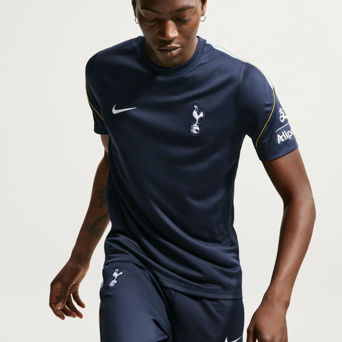 Nike Tottenham Hotspur Strike Trainingsshirt 2026-2027 Donkerblauw Geel Lichtblauw Wit