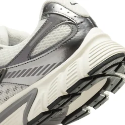 Nike V5 RNR Sneakers Wit Zilvergrijs Zwart