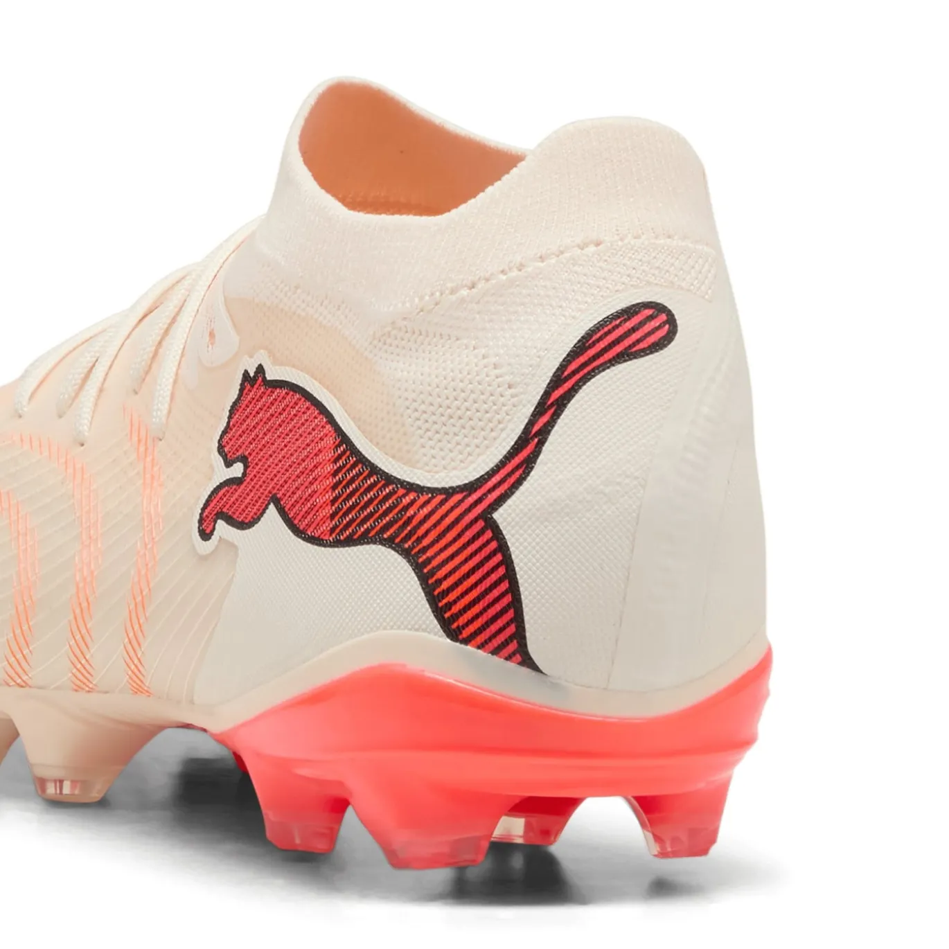 PUMA Future 9 Match Gras / Kunstgras Voetbalschoenen (MG) Gebroken Wit Zwart Roze