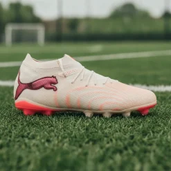 PUMA Future 9 Pro Gras / Kunstgras Voetbalschoenen (MG) Gebroken Wit Zwart Roze