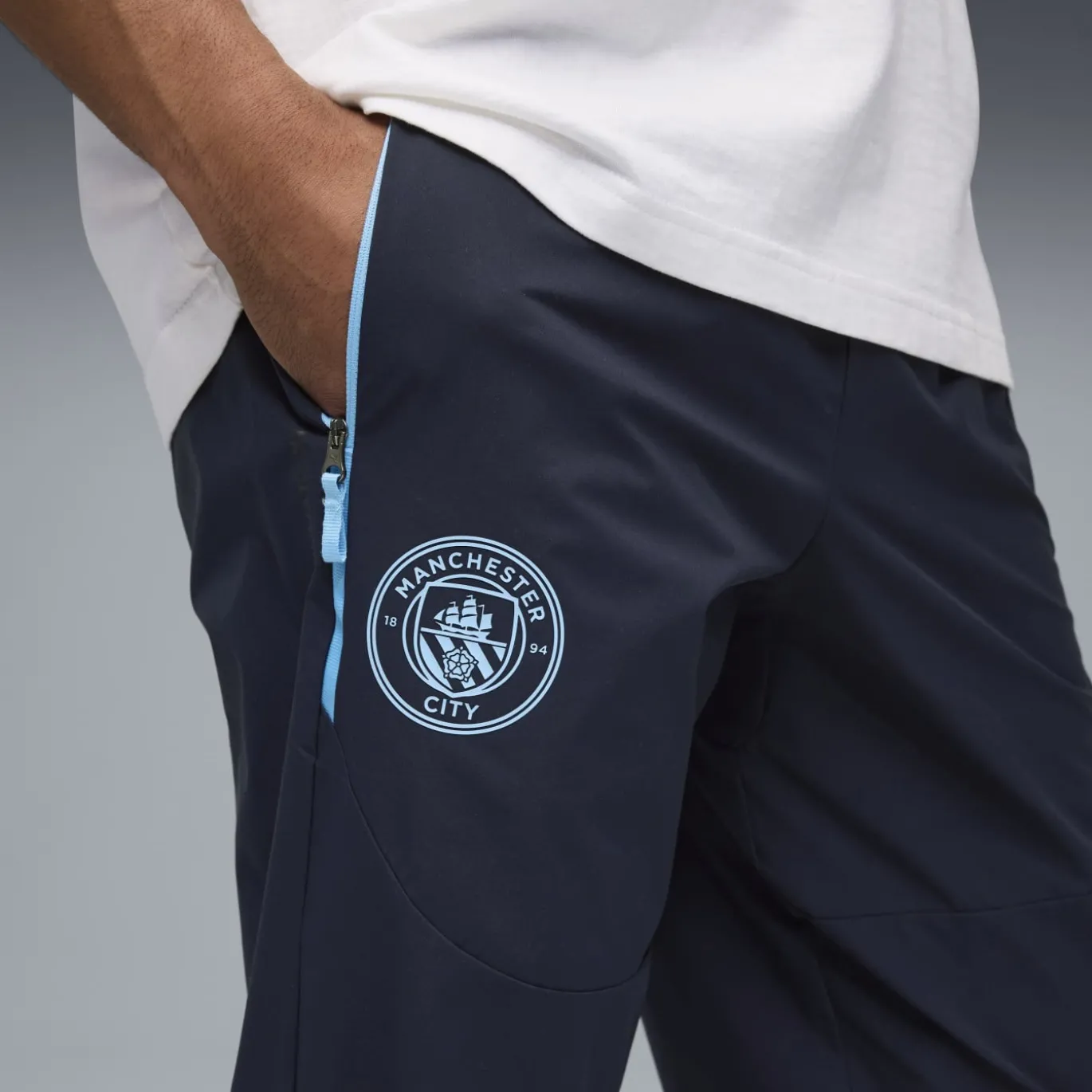 PUMA Manchester City Pumatech Trainingsbroek Woven 2025-2026 Donkerblauw Lichtblauw