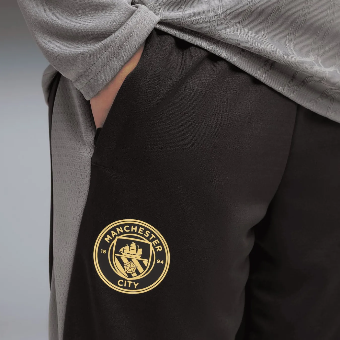 PUMA Manchester City Trainingspak 1/4-Zip 2026-2027 Kids Donkergrijs Zwart Goudgeel