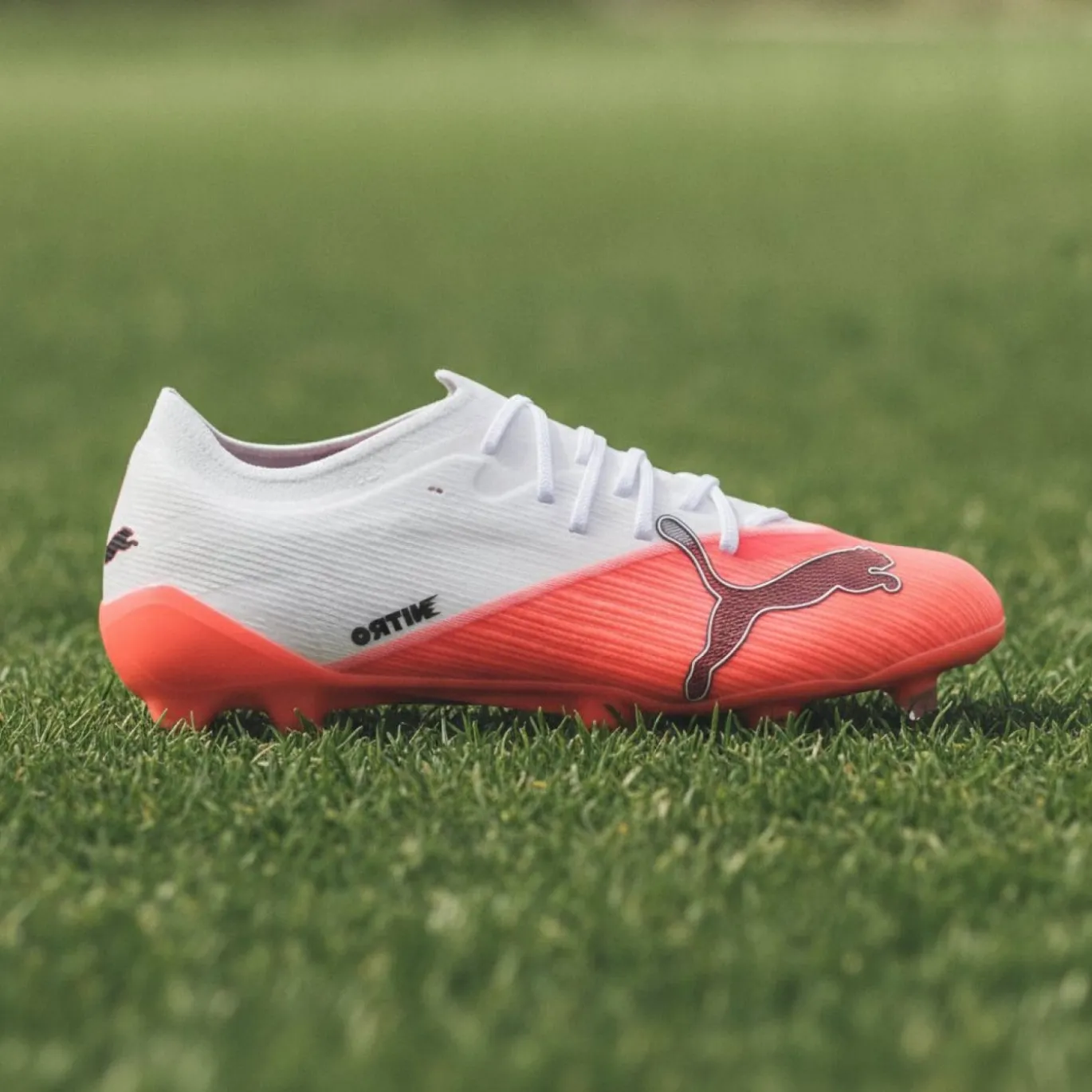 PUMA Ultra Nitro 7 Pro Gras Voetbalschoenen (FG) Wit Felrood Zwart