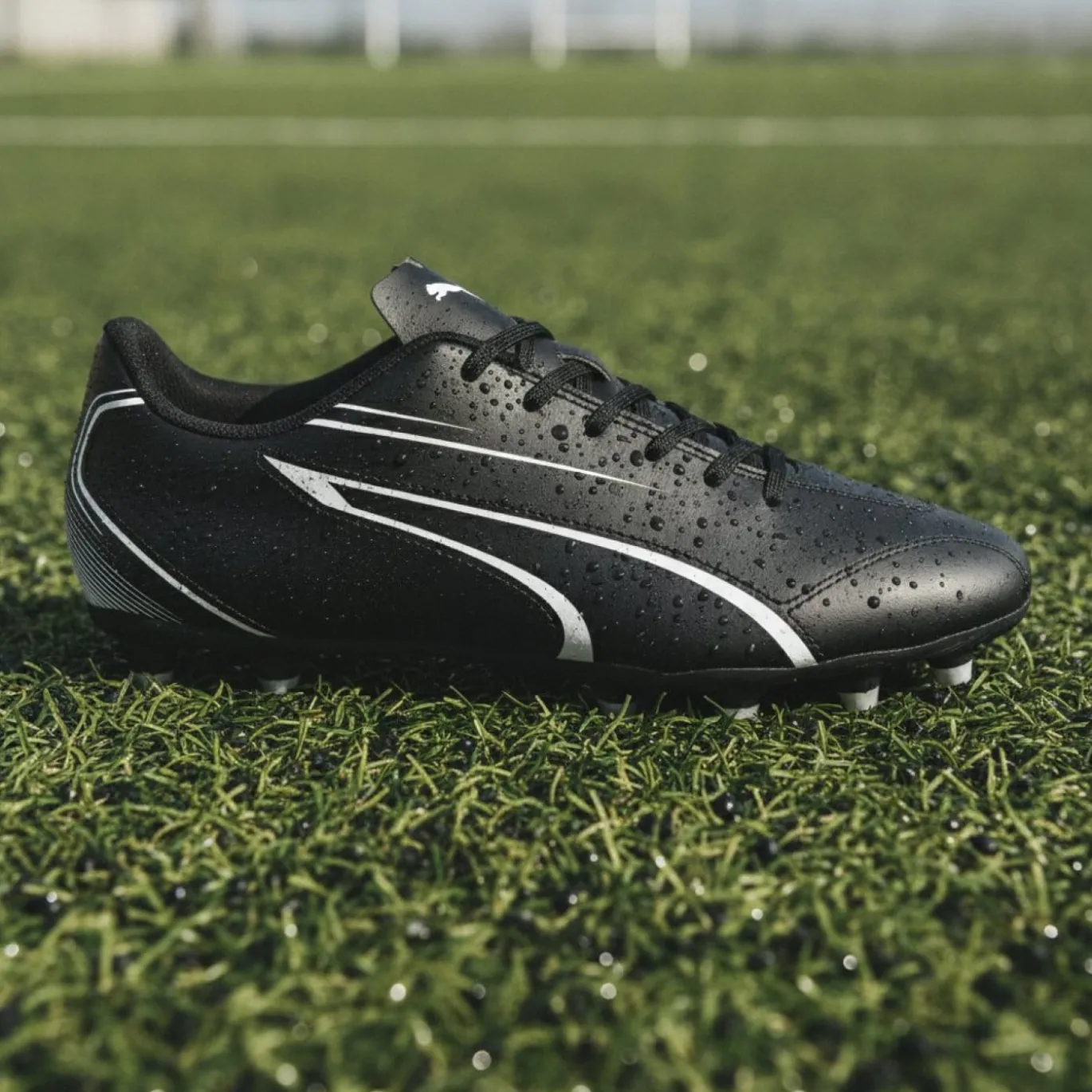PUMA Vitoria Gras / Kunstgras Voetbalschoenen (MG) Zwart Wit